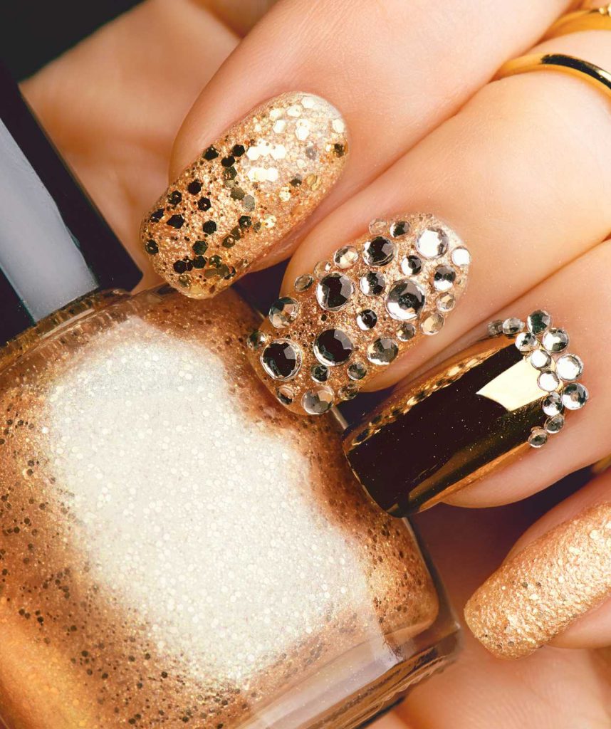Manicure gold and diamond design