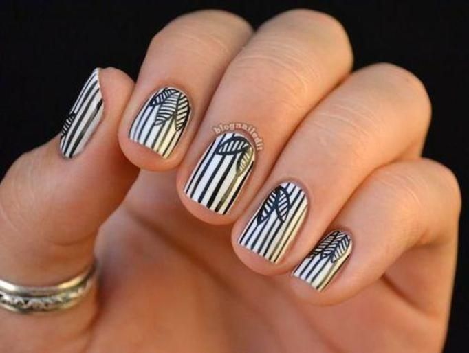 Black and white flowers finger nails design